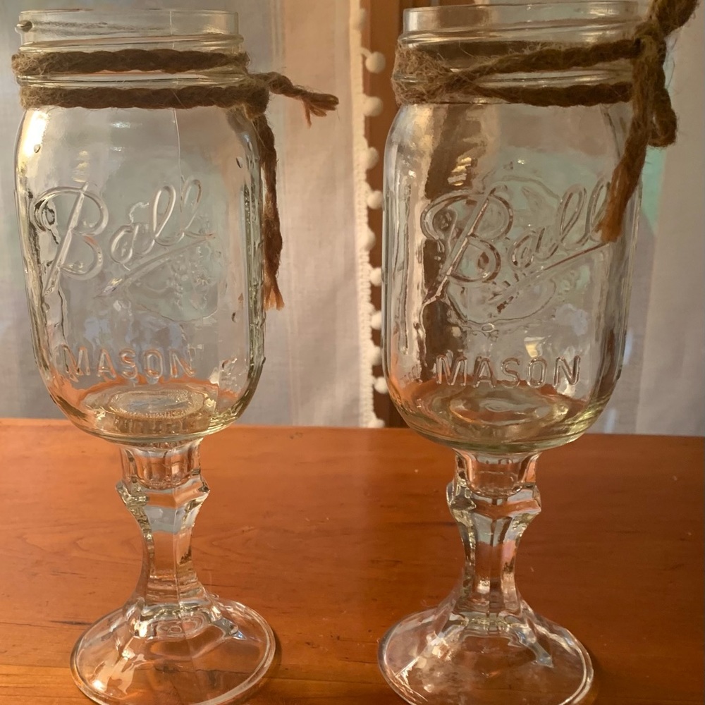 2 mason jar wine glasses.